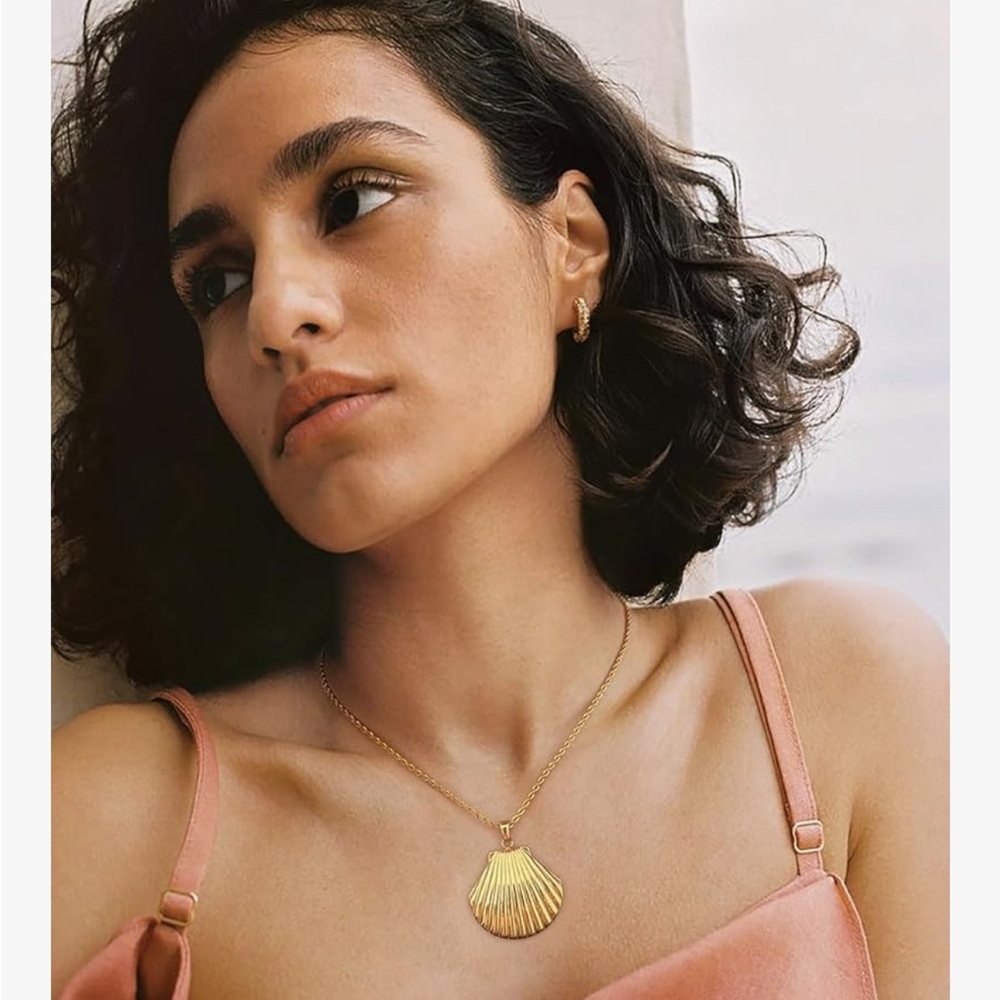 Elegant Gold Shell Necklace